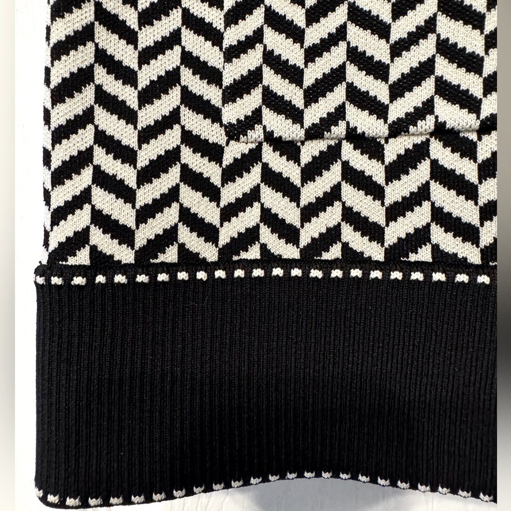 Carolina Herrera Luxury Black and Cream Generous Fit Patterned Top LIKE NEW - Picture 5 of 7